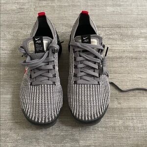 Nike Men's Gray Knit Sneakers with Red Heel Pull
